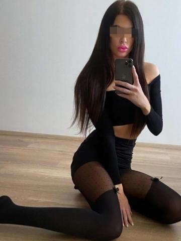 Ева Миниатюрная Брюнетка